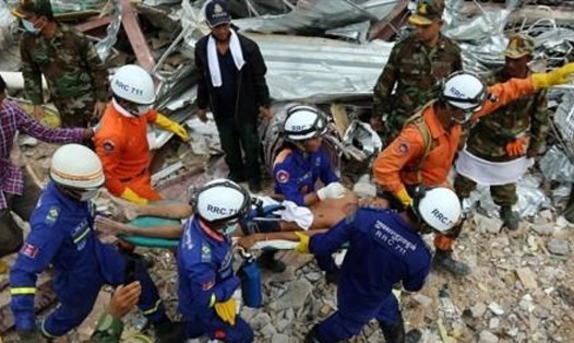 Vụ sập nhà ở Sihanoukville, Campuchia làm ít nhất 28 người thiệt mạng và 22 người bị thương. Ảnh: SUN RETHY KUN