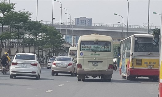 Một xe khách đi tốc độ "rùa bò" để bắt khách trên đường Phạm Hùng, Hà Nội. Ảnh: Q.H
