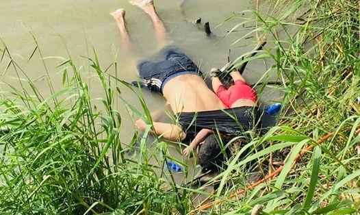 Bức ảnh sốc về cha con người di cư chết đuối ở biên giới Mỹ - Mexico. Ảnh: AP.