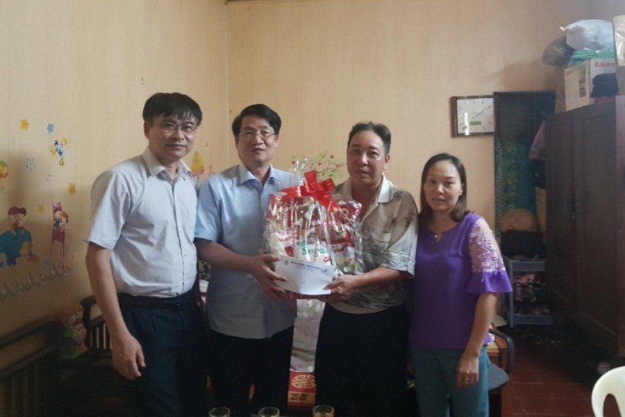 Chủ tịch CĐ TCty Hàng hải Việt Nam Lê Phan Linh (thứ hai từ trái sang) trao quà cho đoàn viên Cty CP Vận tải biển Việt Nam. Ảnh: D.L