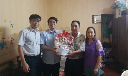 Chủ tịch CĐ TCty Hàng hải Việt Nam Lê Phan Linh (thứ hai từ trái sang) trao quà cho đoàn viên Cty CP Vận tải biển Việt Nam. Ảnh: D.L