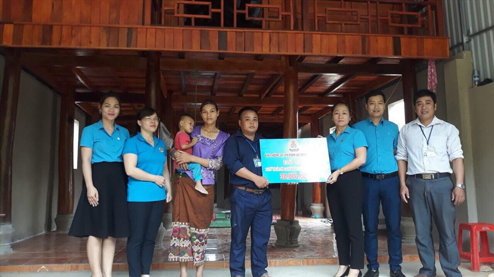 Đồng chí Lầu Thị Thanh Hương - Phó Chủ tịch LĐLĐ tỉnh trao nhà ở 
Mái ấm Công đoàn cho gia đình đoàn viên Lò Văn An. Ảnh: L.H