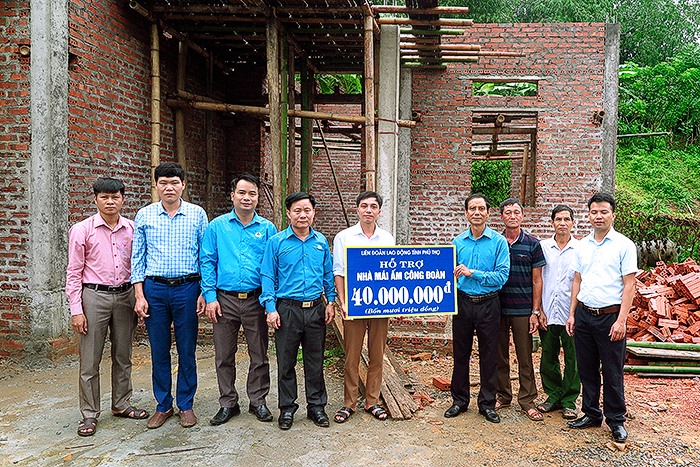 LĐLĐ tỉnh, lãnh đạo LĐLĐ huyện Tân Sơn trao tiền hỗ trợ cho đoàn viên Phùng Văn Đam. Ảnh: H.T