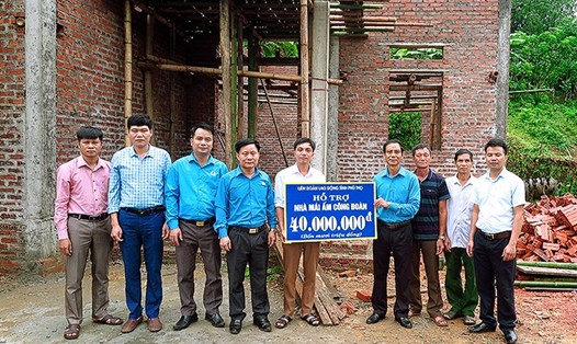 LĐLĐ tỉnh, lãnh đạo LĐLĐ huyện Tân Sơn trao tiền hỗ trợ cho đoàn viên Phùng Văn Đam. Ảnh: H.T