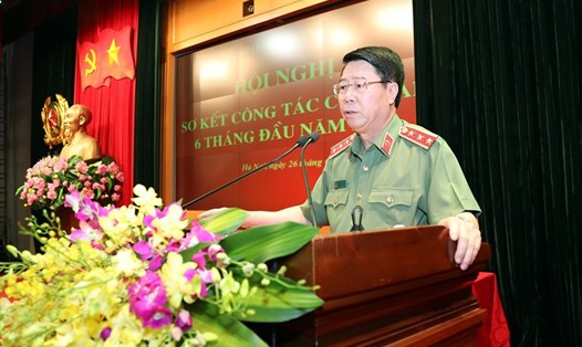 Thứ trưởng Bùi Văn Nam trình bày báo cáo kết quả công tác công an 6 tháng đầu năm 2019. Ảnh PV