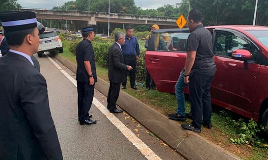 Quốc vương Malaysia (thứ ba từ trái sang) dừng đoàn xe để giúp nạn nhân vụ tai nạn. Ảnh: CNA.