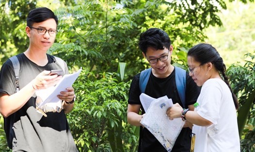 Thí sinh hào hứng sau khi hoàn thành môn Tiếng Anh kỳ thi THPT quốc gia 2019. Ảnh: Hải Nguyễn.