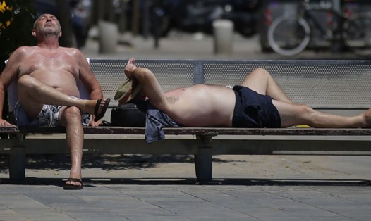 Người dân nhiều nước Châu Âu đang trải qua đợt nắng nóng "như địa ngục". Ảnh: AP