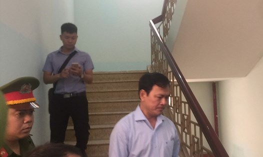 Ông Linh rời tòa sau khi HĐXX quyết định trả hồ sơ điều tra bổ sung