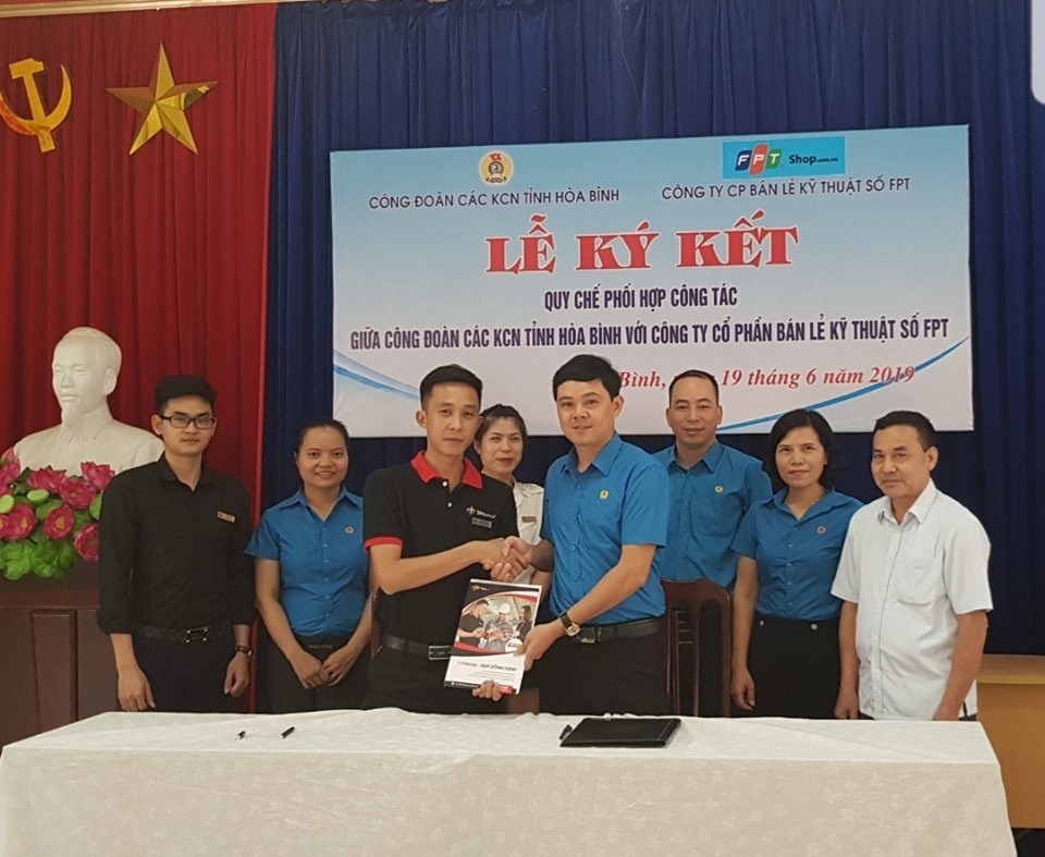 Lễ ký chương trình phúc lợi đoàn viên giữa Công đoàn các KCN tỉnh Hòa Bình và Cty CP bán lẻ kỹ thuật số FPT. Ảnh PV