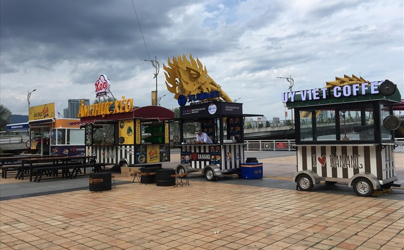 Các gian hàng tại triển lãm. ảnh: H.Vinh