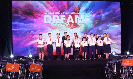 Ban lãnh đạo Hanwha cùng đại diện chính quyền Quận Tân Bình trao học bổng cho học sinh nghèo hiếu học tại Quận Tân Bình nhân dịp giới thiệu đơn vị kinh doanh Dream Plus.