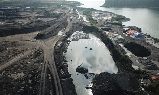Bãi thải đá xít bị các đối tượng bên ngoài vào đào khoét tận thu, chế biến than gây ô nhiễm ven bờ vịnh Bái Tử Long (Tp. Cẩm Phả). Ảnh: Ngọc Duy
