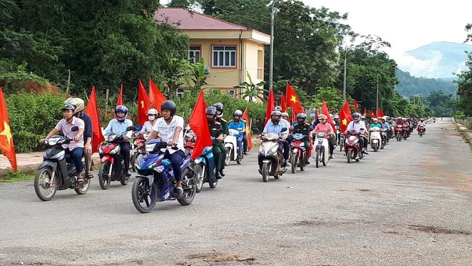 Cán bộ, đoàn viên, CNVCLĐ, lực lượng vũ trang tham gia Lễ mít tinh, diễu hành. Ảnh Ngọc Quang