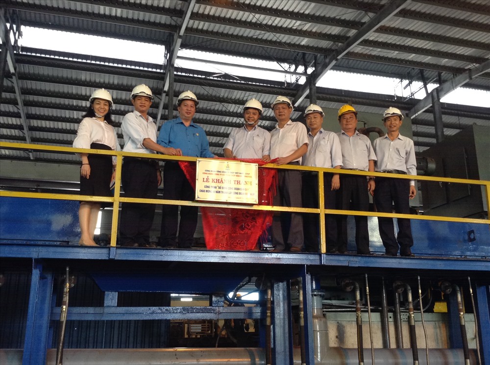 Quang cảnh lễ gắn biển công trình Chào mừng 90 năm Ngày thành lập Công đoàn Việt Nam. Ảnh: X.K