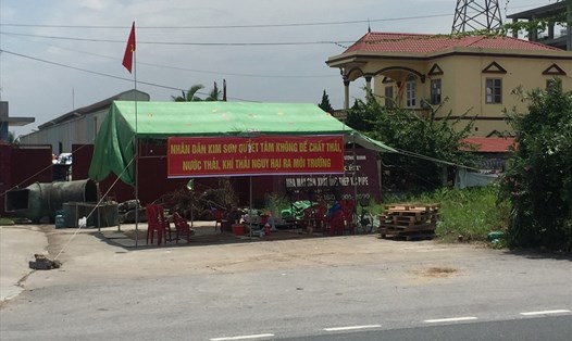 Người dân thôn Kim Sơn, xã Lê Thiện, huyện AN Dương, Hải Phòng lập chốt ngăn các phương tiện ra vào nhà máy sản xuất hạt nhựa vì cho rằng Cty gây ô nhiễm môi trường - ảnh HH