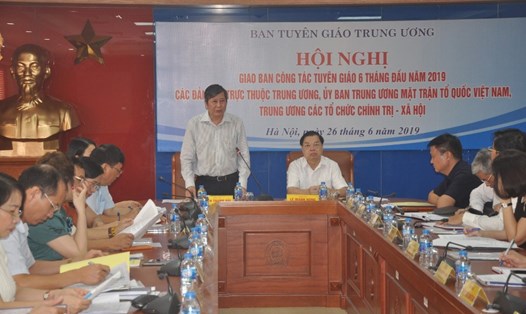 Đồng chí Trần Thanh Hải - Phó Chủ tịch Thường trực Tổng LĐLĐVN (bên trái) - phát biểu tại hội nghị. Ảnh: QUẾ CHI