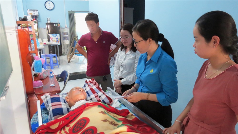 Trao Quỹ Tấm lòng vàng Công đoàn Đồng Tháp cho đoàn viên Nguyễn Minh, đoàn viên LĐLĐ huyện Cao Lãnh. Ảnh: LT