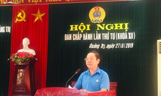 Nguyễn Thế Lập - Tỉnh Ủy viên, Chủ tịch LĐLĐ tỉnh Quảng Trị phát biểu tại hội nghị. Ảnh: HT.