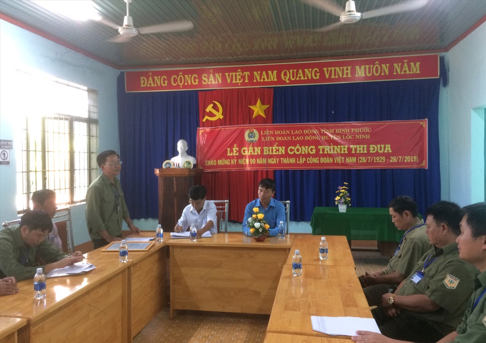 Chủ tịch CĐCS Trần Thành Tốt báo cáo quá trình thực hiện công trình. Ảnh: BP