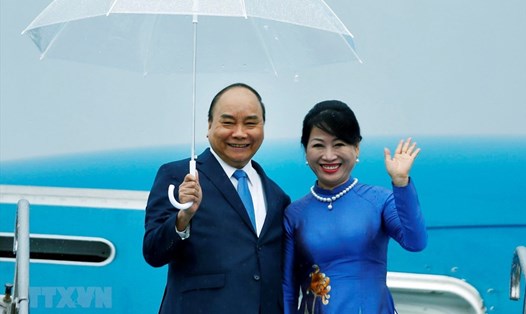 Thủ tướng Chính phủ Nguyễn Xuân Phúc và Phu nhân tại Sân bay quốc tế Kansai, Osaka. Ảnh: TTXVN.