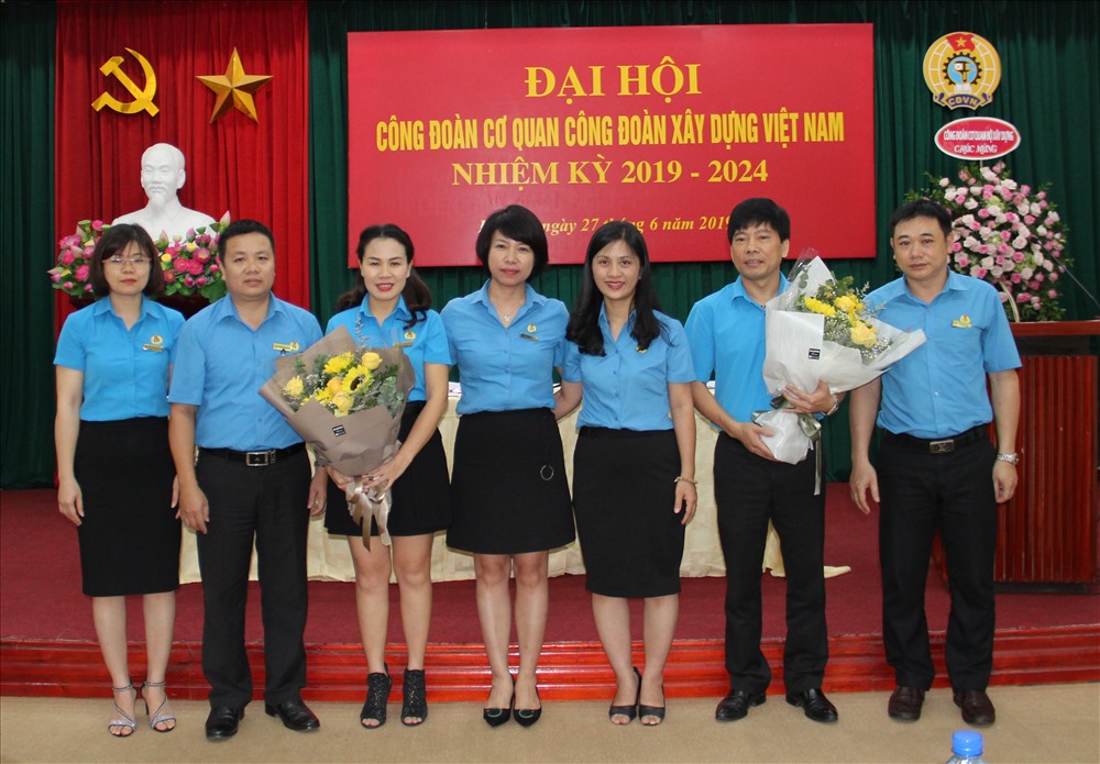 Ban Chấp hành Công đoàn Cơ quan Công đoàn Xây dựng Việt Nam nhiệm kỳ 2019-2024 ra mắt Đại hội.