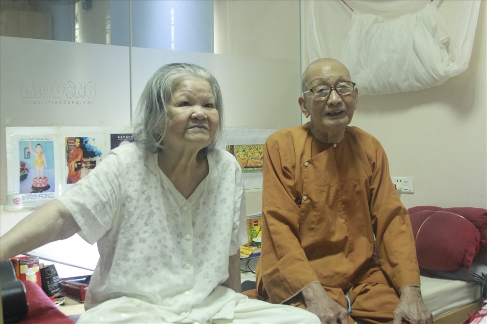 Ông Dưỡng, bà Cẩm sống vui vẻ, hạnh phúc bên nhau tuổi già cùng tại viện dưỡng lão. Ảnh Vương Đông