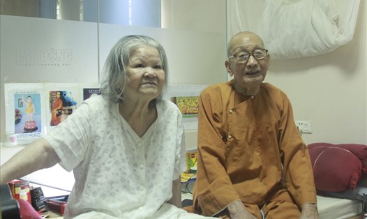 Ông Dưỡng, bà Cẩm sống vui vẻ, hạnh phúc bên nhau tuổi già cùng tại viện dưỡng lão. Ảnh Vương Đông