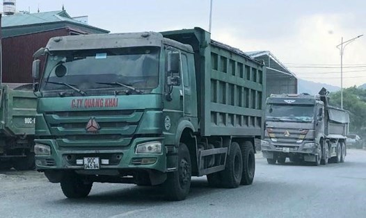 Những đoàn xe tải mang logo của Cty Quang Khải hoạt động ngày đêm trên tuyến đường tỉnh lộ ĐT 494C và QL 21. Ảnh: NT