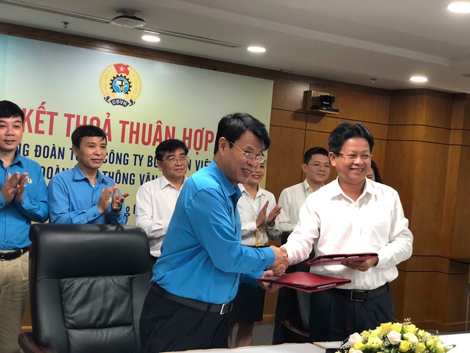 Chủ tịch CĐ Tổng Cty Bưu điện VN Trần Đức Thích và Chủ tịch CĐ GTVTVN Đỗ Nga Việt cùng Ký thoả thuận hợp tác phát triển chương trình phúc lợi cho đoàn viên CĐ và NLĐ năm 2019. Ảnh: P.V