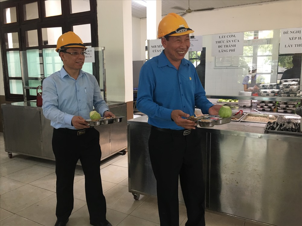 Chủ tịch CĐ Công nghiệp Hóa chất Việt Nam Vũ Tiến Dũng (áo xanh) và Tổng giám đốc Cty Văn Đình Hoan – Tổng giám đốc Cty kiểm tra suất ăn của CNLĐ. Ảnh: L.Nguyên