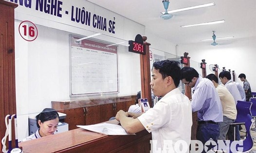 Người lao động giải quyết chính sách bảo hiểm thất nghiệp ở Trung tâm Dịch vụ việc làm Hà Nội. Ảnh PV.