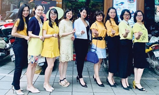 Lớp học Yoga của chị Thanh Quý (ngoài cùng bên trái) cùng nhiều chị em phụ nữ khác. Ảnh: NVCC