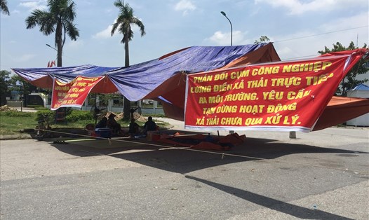 Người dân chặn cổng vào cụm công nghiệp Lương Điền (Cẩm Giàng, Hải Dương) vì xả thải trực tiếp ra môi trường. Ảnh B.T