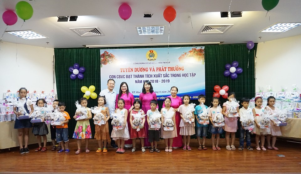 Tuyên dương, tặng thưởng cho những cháu có thành tích học tập xuất sắc. Ảnh: BVCC.