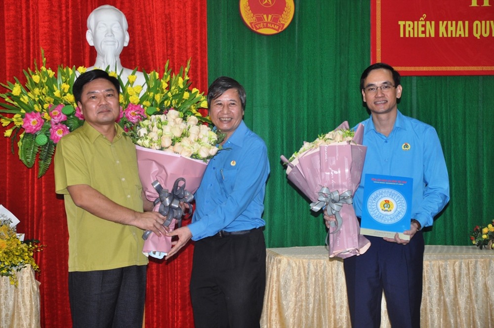 Đồng chí Trần Thanh Hải – Phó Chủ tịch Thường trực Tổng LĐLĐVN - tặng hoa chúc mừng các đồng chí Hà Đức Quảng và Nguyễn Hải.