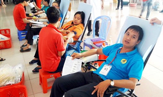 Cán bộ Công đoàn thuộc CDDCS cơ quan LĐLĐ tỉnh A Giang tham gia hiến máu tình nguyện. Ảnh: LT
