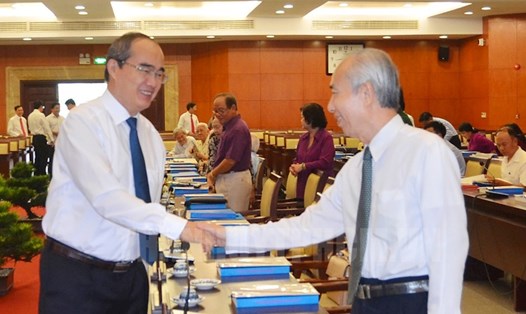 Bí thư Thành ủy TPHCM Nguyễn Thiện Nhân gặp gỡ các đại biểu tham dự hội thảo.