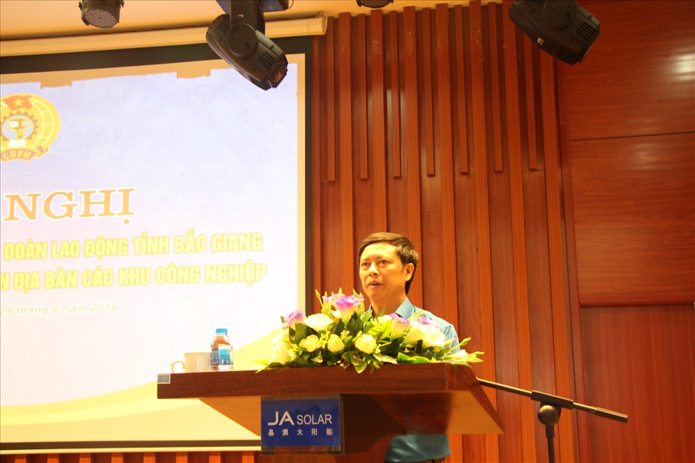 Đồng chí Nguyễn Văn Cảnh, Tỉnh ủy viên, Chủ tịch LĐLĐ tỉnh Bắc Giang phát biểu tại Hội nghị.