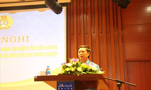 Đồng chí Nguyễn Văn Cảnh, Tỉnh ủy viên, Chủ tịch LĐLĐ tỉnh Bắc Giang phát biểu tại Hội nghị.