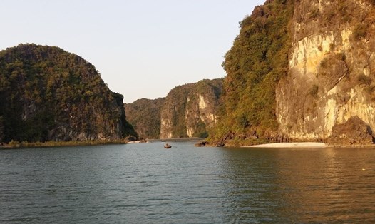 Con kênh thơ mộng này kết nối làng chài với vịnh Hạ Long. Ảnh: Nguyễn Hùng
