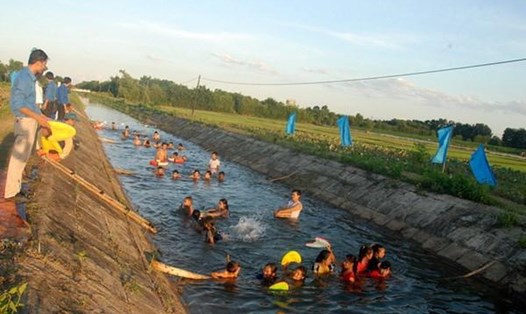 Dạy bơi cho trẻ để hạn chế tình trạng đuối nước ở Quảng Trị. Ảnh: Hưng Thơ.