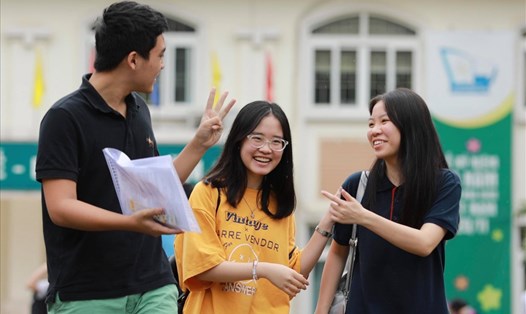 Sáng 3.6, thí sinh ở Hà Nội bước vào làm bài thi môn Ngoại ngữ và Lịch sử, kỳ thi vào lớp 10 năm học 2019-2020. Ảnh: Hải Nguyễn