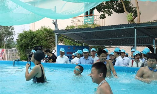 Học sinh nhỏ tuổi tham gia bơi lội tại bể bơi di động lắp tại tại Lễ phát động “Phòng ngừa rủi ro thiên tai liên quan đến đuối nước cho trẻ em, học sinh trong mùa mưa lũ” sáng 3.6. Ảnh: Ngọc Trìu.