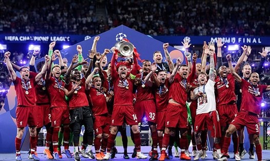 Chiếc cúp Champions League vừa giành được giúp Liverpool cân bẳng với thành tích của Man United. Ảnh: Gettty