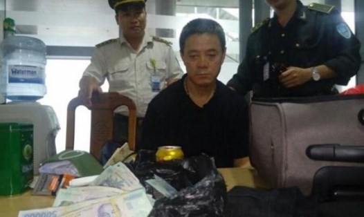 Cơ quan chức năng bắt giữ một người Trung Quốc ăn cắp trên máy bay. Ảnh: VNA