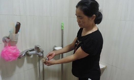 Để hạn chế cặn bẩn, người dân ở CT12 Văn Phú phải bọc vải tại các vòi nước ở nhà tắm, khu bếp. Ảnh Ngọc Thi.