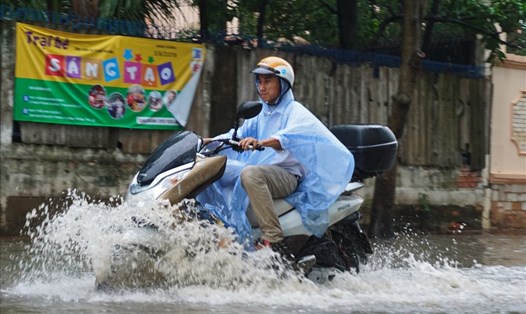 ‘Phố nhà giàu’ Thảo Điền lại bị ngập khi trời mưa, người dân đi lại khó khăn.  Ảnh: Minh Quân