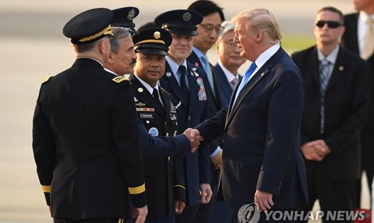 Tổng thống Mỹ Donald Trump bắt tay Đại sứ Mỹ tại Hàn Quốc Harry Harris ngay sau khi đến căn cứ không quân Osan, tỉnh Gyeonggi ngày 29.6. Ảnh: Yonhap.