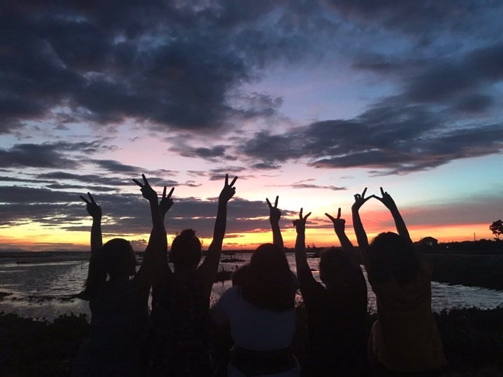 Cùng nhau ngắm hoàng hôn khi chiều tà. Ảnh: HVC.